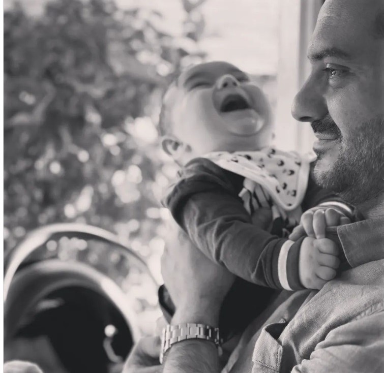 Γλύκας: Ο Λεωνίδας Κουτσόπουλος δημοσίευσε φωτογραφία του γιου του να χαμογελά και το διαδίκτυο έλιωσε! (εικόνα)