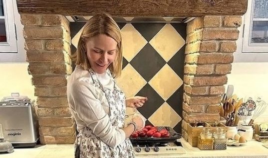 Τζένη Μπαλατσινού: Ποζάρει με τον γιο της την ώρα που βάφουν αβγά μέσα στην υπέροχη πέτρινη  κουζίνα της! (εικόνες)