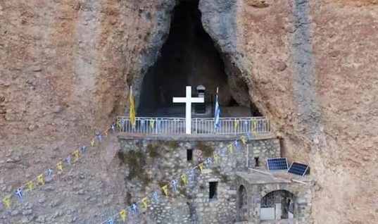 Παναγία του Βράχου: Η κρυμμένη εκκλησία στα «Μετέωρα της Πελοποννήσου»