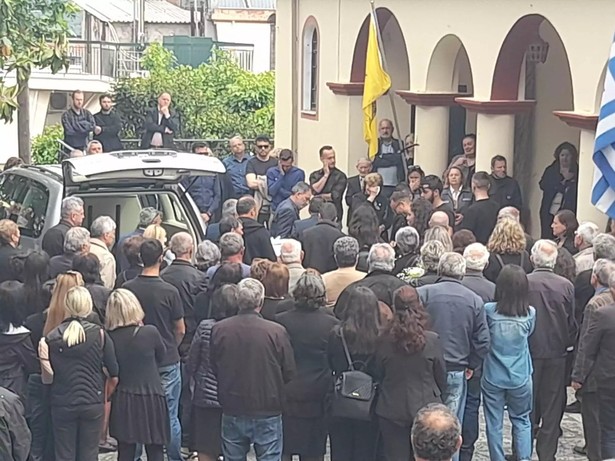 Αγκαλιασμένοι στην κηδεία του βρέφους στην Άρτα ο τραγικός πατέρας και η μητέρα -Κατέρρευσαν στην εκκλησία (εικόνες)