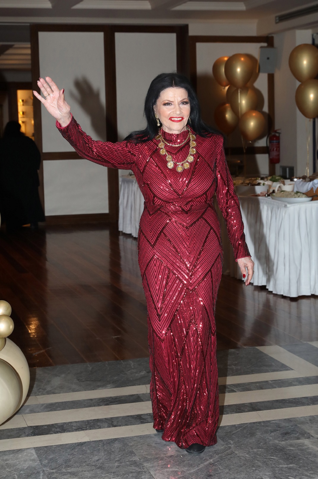 Η Ζωζώ Σαπουντζάκη έκλεισε τα 90 της χρόνια και το γιόρτασε με την ψυχή της! Το εντυπωσιακό της φόρεμα (εικόνες)