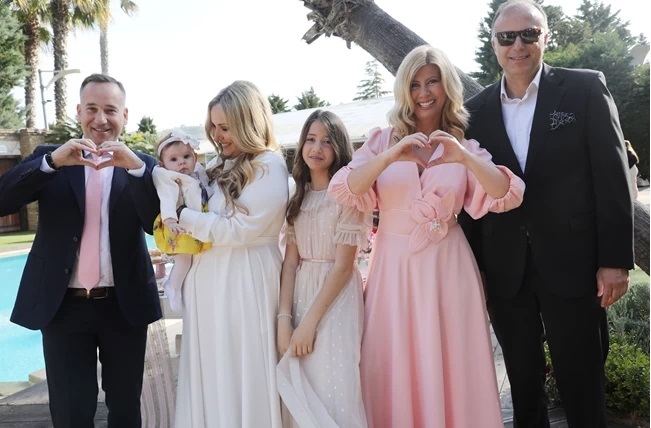 Νονά με υπέροχο ροζ κρουαζέ φόρεμα η Ζήνα Κουτσελίνη: Στο πλευρό της ο σύζυγό της και η 13χρονη κόρη της! (εικόνες)