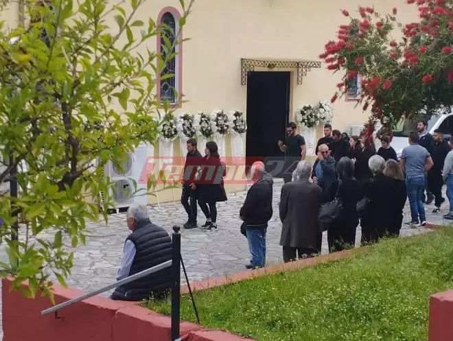 Αγκαλιασμένοι στην κηδεία του βρέφους στην Άρτα ο τραγικός πατέρας και η μητέρα -Κατέρρευσαν στην εκκλησία (εικόνες)