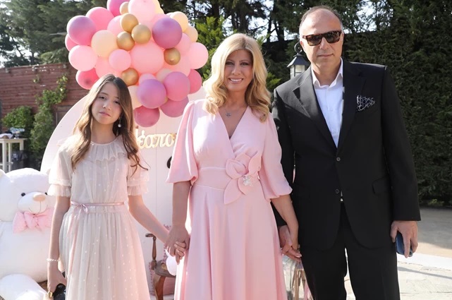 Νονά με υπέροχο ροζ κρουαζέ φόρεμα η Ζήνα Κουτσελίνη: Στο πλευρό της ο σύζυγό της και η 13χρονη κόρη της! (εικόνες)