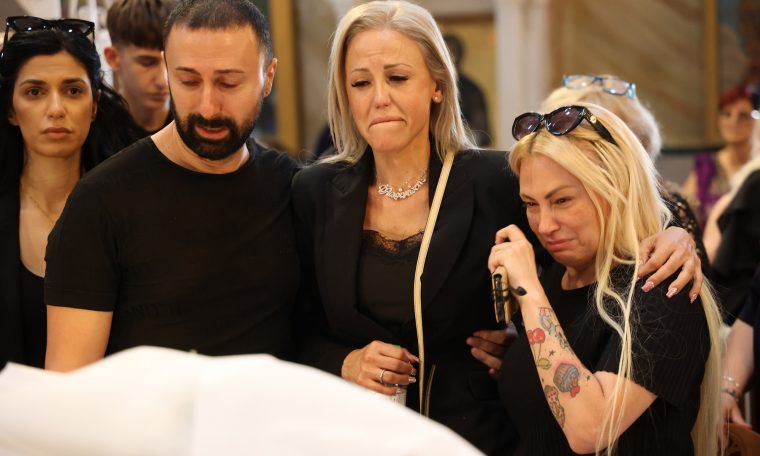 Θλίψη στην κηδεία του Γιάννη Φλωρινιώτη: Συντετριμμένη η κόρη του εκφώνησε τον επικήδειό του (εικόνες)