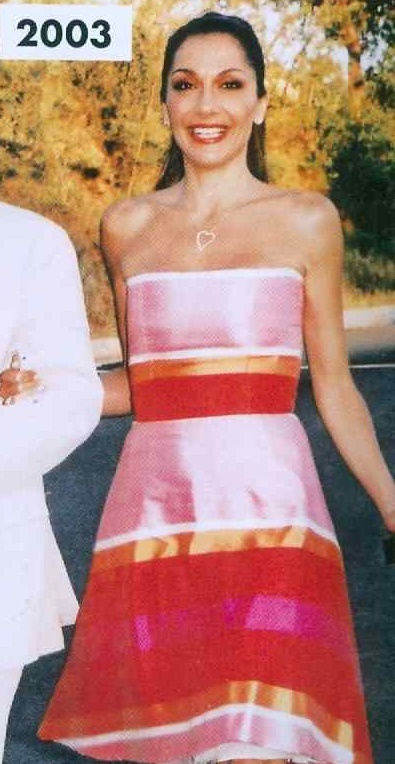 Με 20 χρόνια διαφορά: Η κόρη της Δέσποινας Βανδή, Μελίνα Νικολαΐδη έβαλε το ίδιο φόρεμα που φορούσε η μαμά της το 2003! (εικόνες)