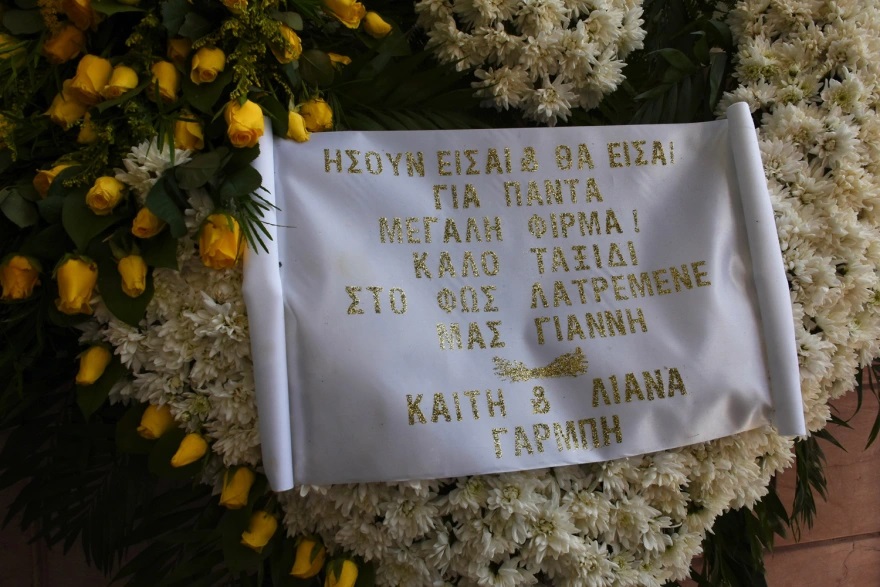 Θλίψη στην κηδεία του Γιάννη Φλωρινιώτη: Συντετριμμένη η κόρη του εκφώνησε τον επικήδειό του (εικόνες)