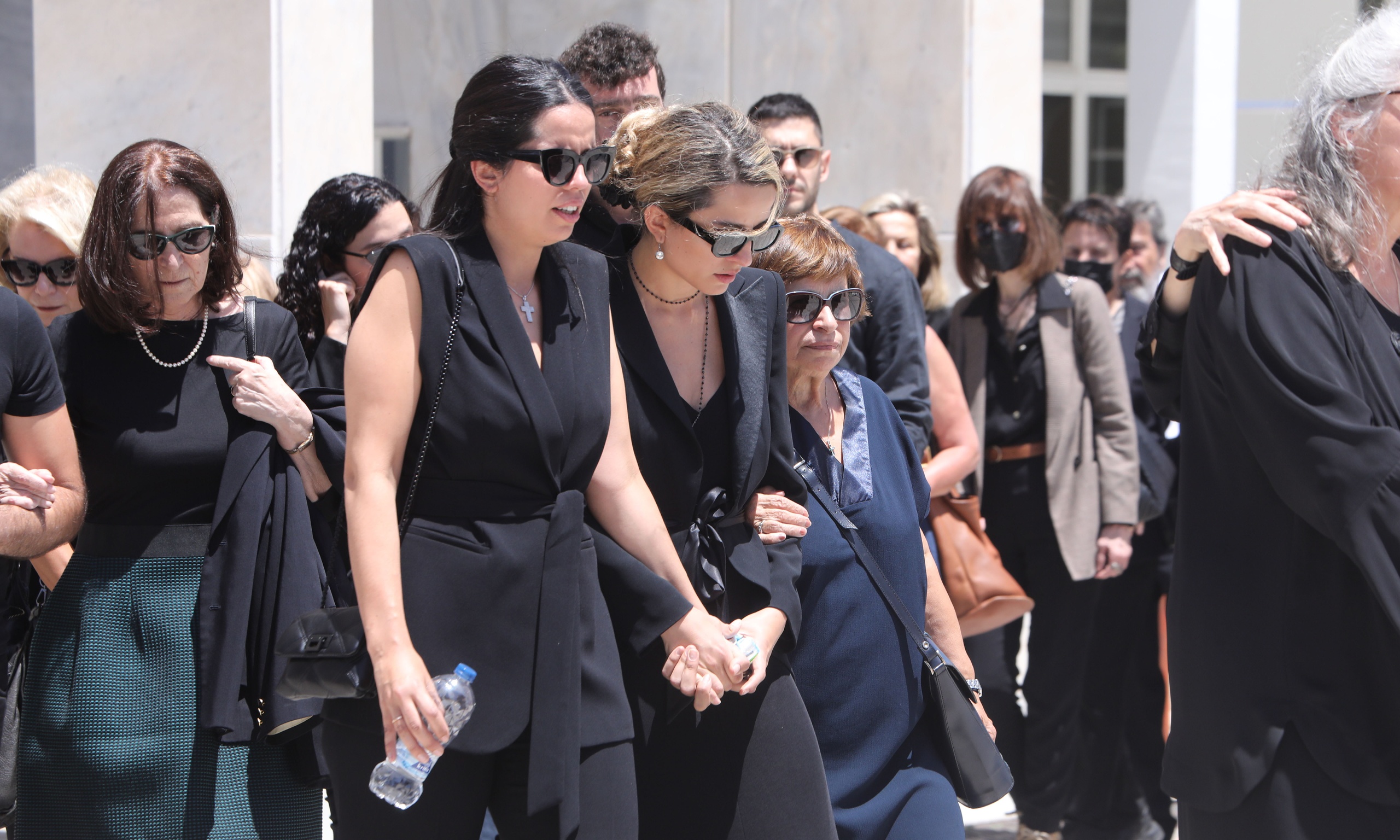 Κηδεία Νόνικας Γαληνέα: Αγκαλιά και συντετριμμένες οι τρεις κόρες της (εικόνες)