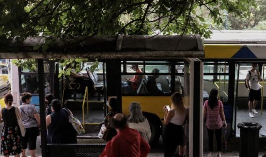Χυδαία επίθεση διαζευγμένης στη δήθεν ερωμένη του άντρα της μπροστά σε 40 άτομα σε στάση λεωφορείου