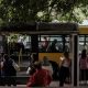Χυδαία επίθεση διαζευγμένης στη δήθεν ερωμένη του άντρα της μπροστά σε 40 άτομα σε στάση λεωφορείου