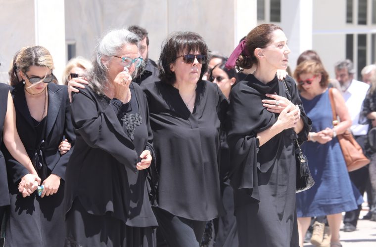 Κηδεία Νόνικας Γαληνέα: Αγκαλιά και συντετριμμένες οι τρεις κόρες της (εικόνες)