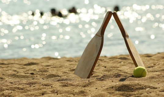 Τέλος οι ρακέτες σε κάποιες παραλίες – Σε ποιες επιβάλλεται πρόστιμο 1.000 ευρώ στους παραβάτες