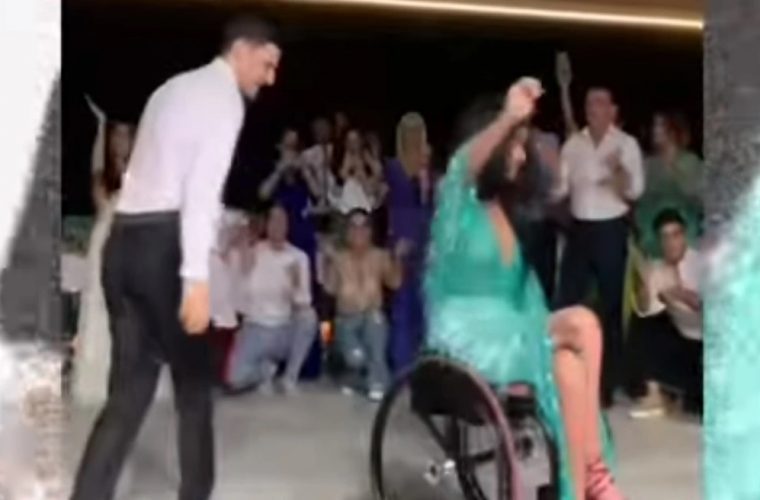 33χρονη χόρεψε μπάλο από το αμαξίδιο στον γάμο του αδερφού της και καταχειροκροτήθηκε!