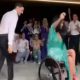 33χρονη χόρεψε μπάλο από το αμαξίδιο στον γάμο του αδερφού της και καταχειροκροτήθηκε!