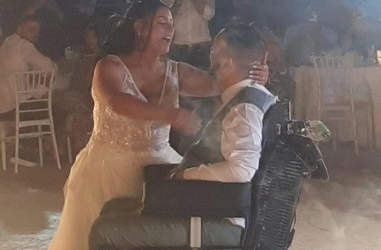 Εύβοια: Παντρεύτηκε ο 25χρονος που το 2021 έμεινε τετραπληγικός όταν βούτηξε να πιάσει τον Σταυρό (εικόνες)