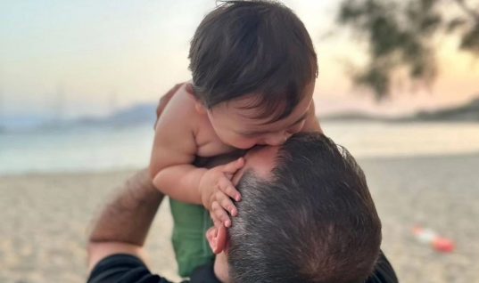 Η απόλυτη ευτυχία: Η φωτογραφία του Λεωνίδα Κουτσόπουλου με τον γιο τους, που έριξε το instagram! (εικόνα)