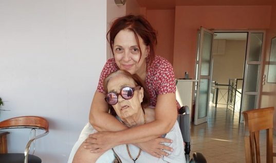«Η αγάπη και η φροντίδα ανασταίνει»: Η αγκαλιά της Ελένη Ράντου στη μητέρα της, που πήρε εξιτήριο από το νοσοκομείο