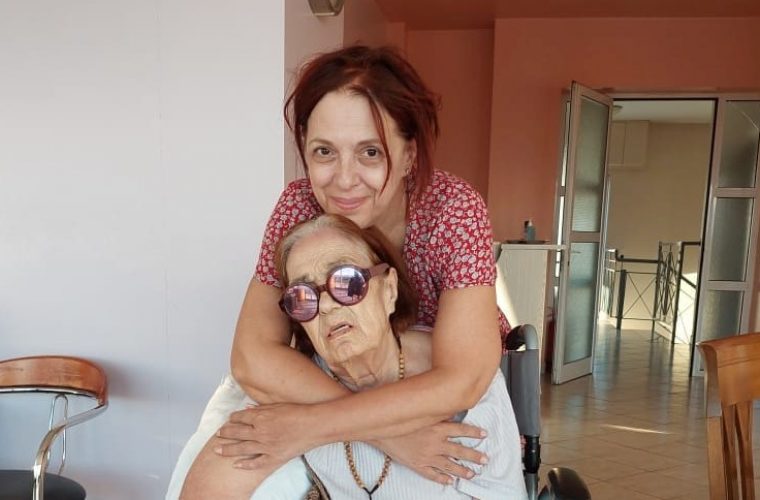 «Η αγάπη και η φροντίδα ανασταίνει»: Η αγκαλιά της Ελένη Ράντου στη μητέρα της, που πήρε εξιτήριο από το νοσοκομείο