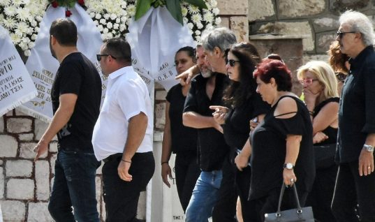 Σπαραγμός στην κηδεία του 11χρονου γιου του Οδυσσέα Σταμούλη (εικόνες)