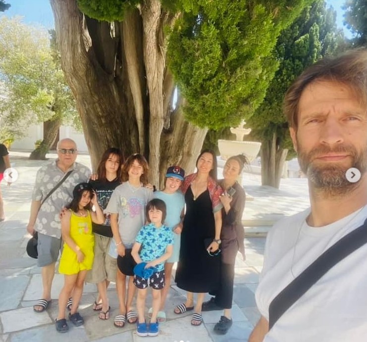 Μάξιμος Μουμούρης- Νάντια Γιαννακοπούλου : Το τάμα της οικογένειας στην Παναγία της Τήνου -Πηγαίνουν 9 χρόνια σερί(εικόνες)