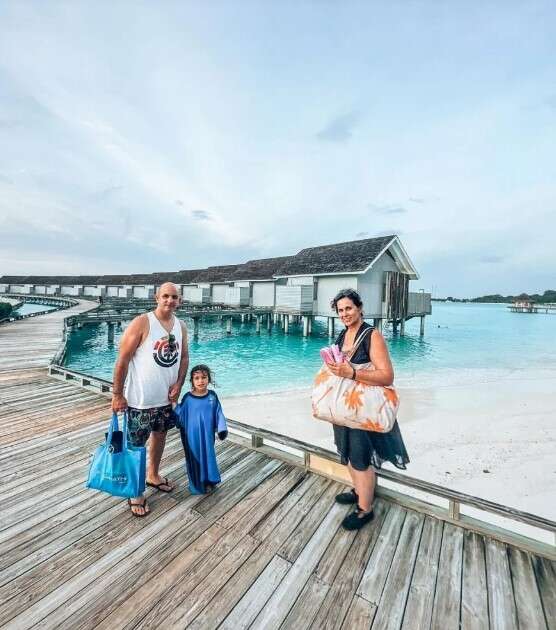Η Ελένη Χατζίδου αγαπά την πεθερά της και το δείχνει: Πήγε διακοπές στις Μαλδίβες με την οικογένεια του συζύγου της! (εικόνες)