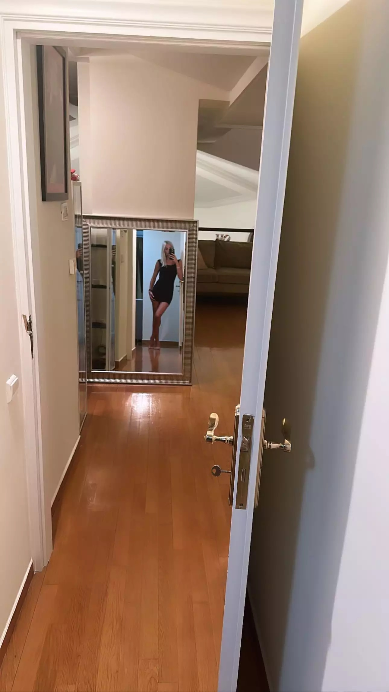 Η πρώτη φωτογραφία της Φαίης Σκορδά από το νέο της σπίτι- Ο ιδιαίτερος τρόπος που έχει βάλει τον καθρέφτη της! (εικόνα)