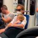 «Αθάνατες Ελληνίδες γιαγιάδες»: Viral έγινε ηλικιωμένη που πήρε αγκαλιά την κόρη τουρίστριας μέσα στο μετρό για να την ηρεμήσει από το κλάμα