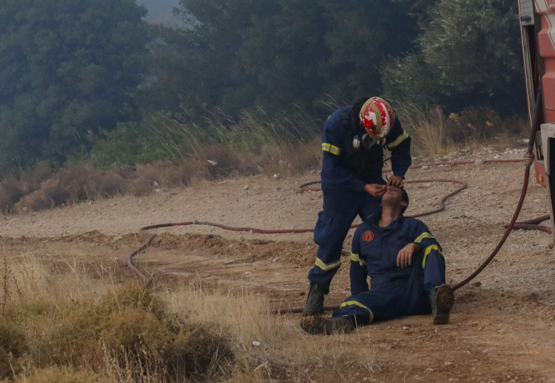 Συγκλονιστική σκηνή από τη φωτιά στην Πάρνηθα: Πυροσβέστης βοηθά εξουθενωμένο συνάδελφό του (εικόνα)