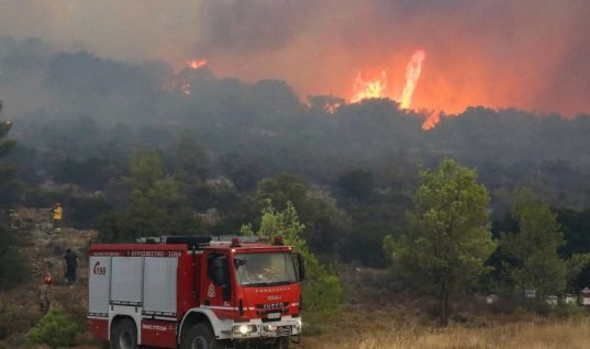 Συγκλονιστική σκηνή από τη φωτιά στην Πάρνηθα: Πυροσβέστης βοηθά εξουθενωμένο συνάδελφό του (εικόνα)