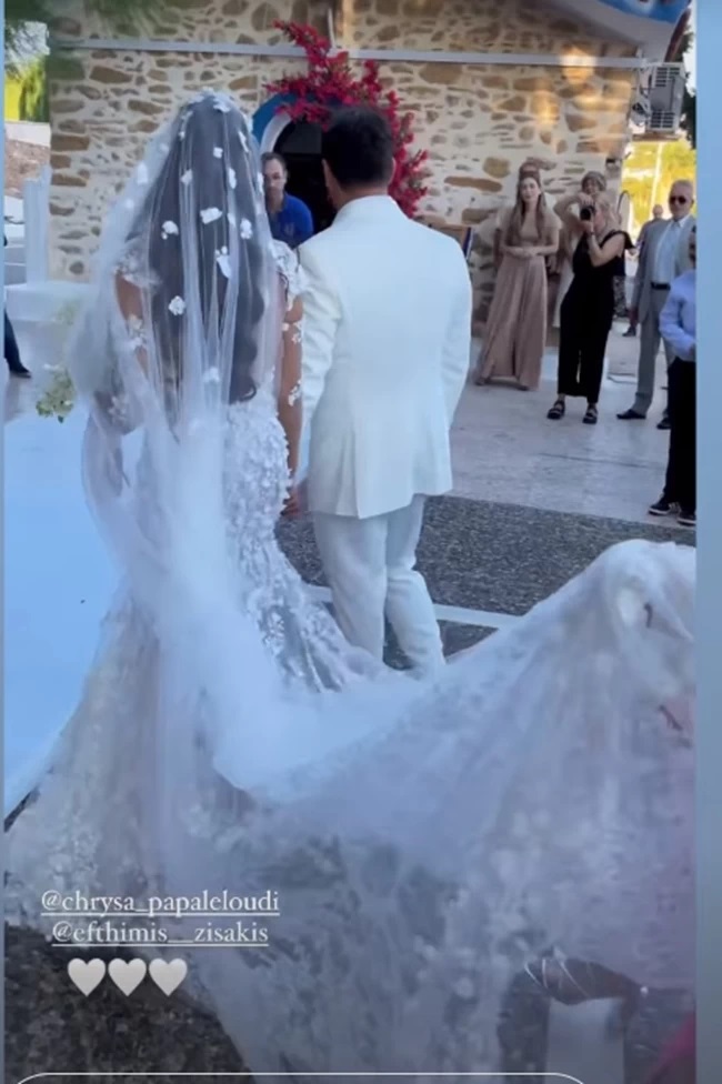Παντρεύτηκαν οι Ζησάκης - Παπαλελούδη: Το ονειρεμένο see through δαντελένιο νυφικό της ηθοποιού (εικόνες)