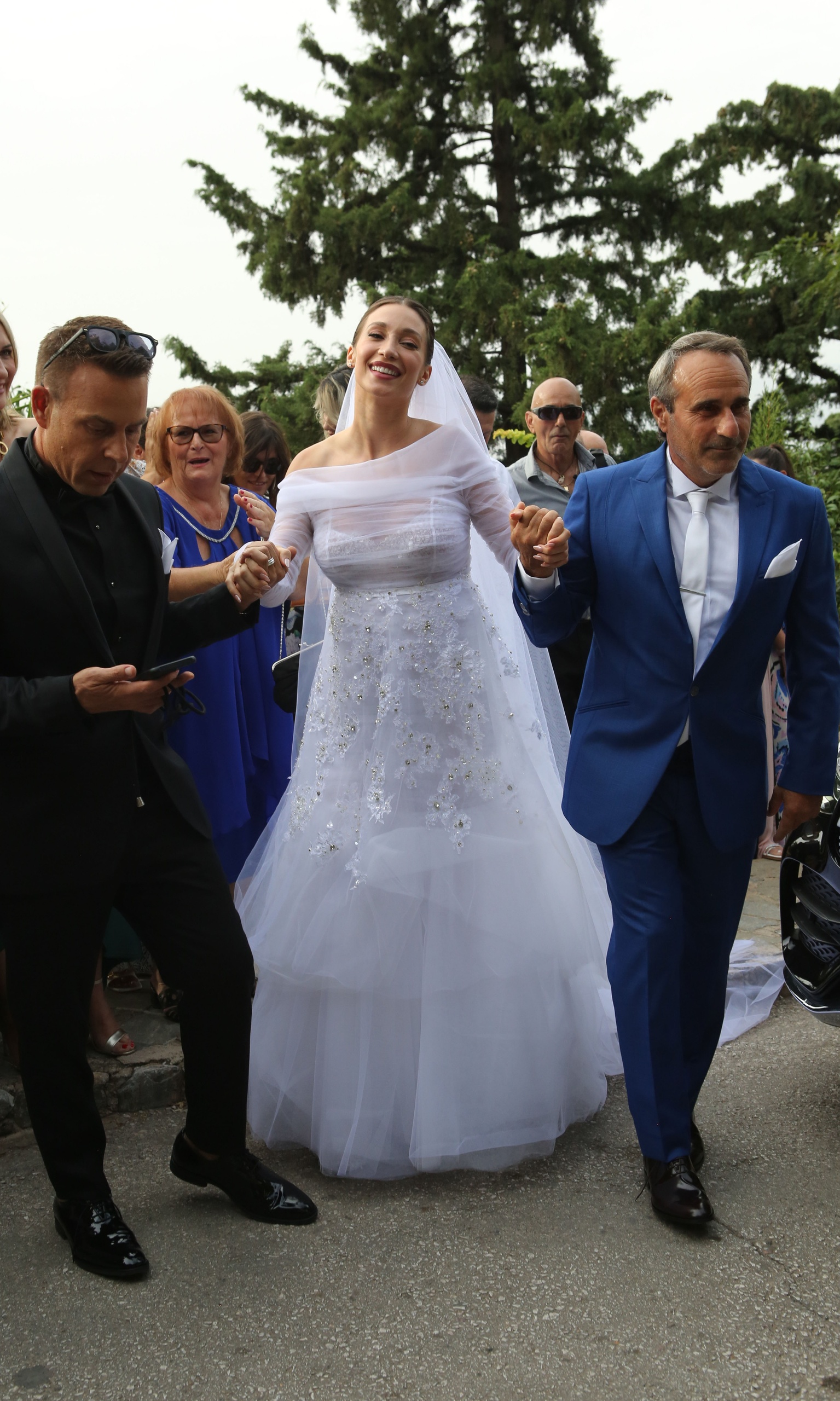Παντρεύτηκαν ο Γιώργος Αγγελόπουλος και η Δήμητρα Βαμβακούση- Το ιδιαίτερο νυφικό της νύφης (εικόνες)