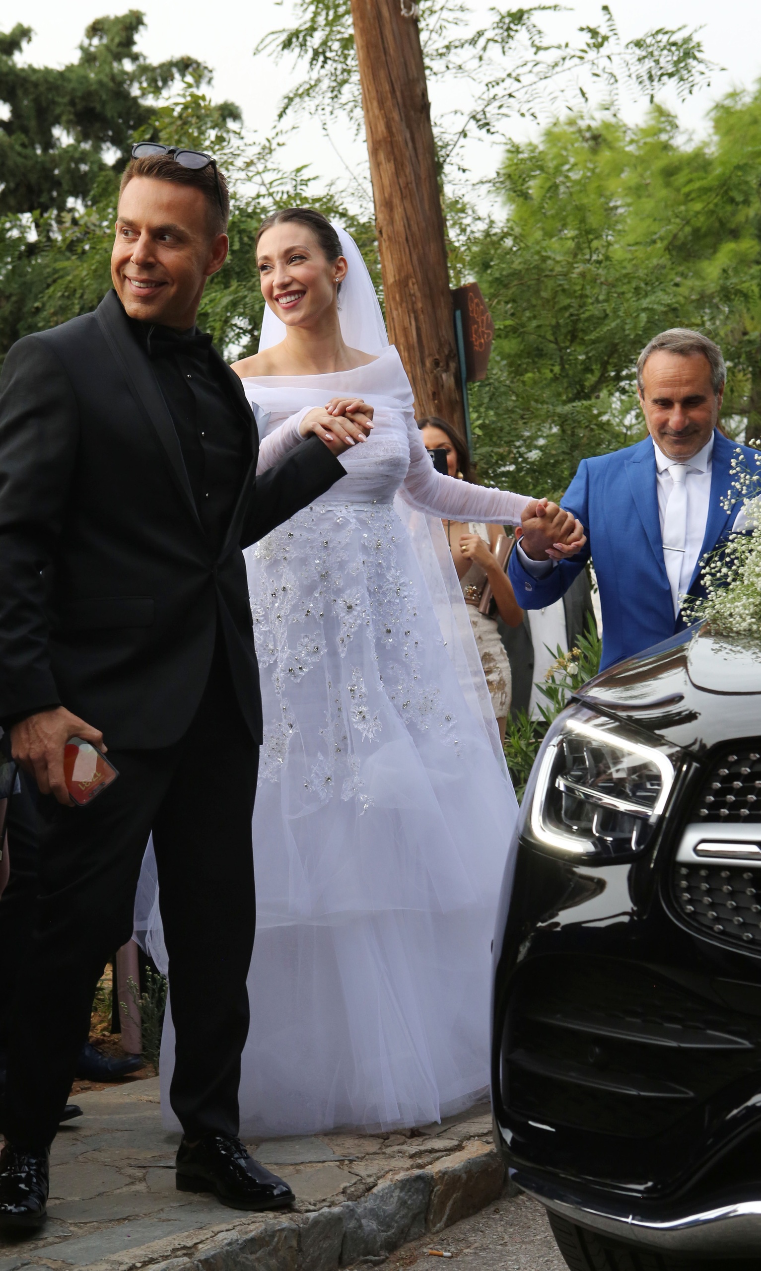 Παντρεύτηκαν ο Γιώργος Αγγελόπουλος και η Δήμητρα Βαμβακούση- Το ιδιαίτερο νυφικό της νύφης (εικόνες)