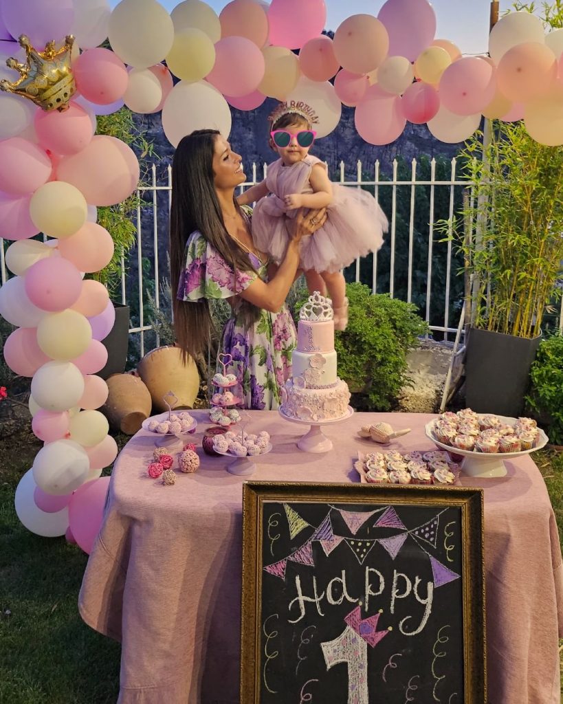 Άκης Πετρετζίκης: Η εντυπωσιακή τούρτα για τα πρώτα γενέθλια της κόρης του, Ακυλίνας!!! (εικόνες)
