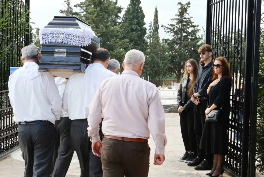 Κηδεία Αίαντα Μανθόπουλου: Συντετριμμένα τα παιδιά του ηθοποιού