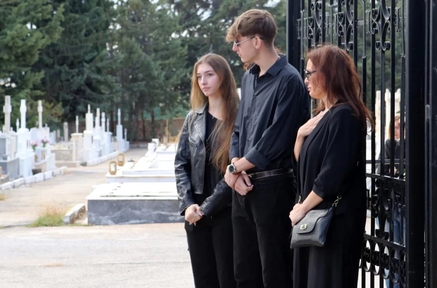Κηδεία Αίαντα Μανθόπουλου: Συντετριμμένα τα παιδιά του ηθοποιού