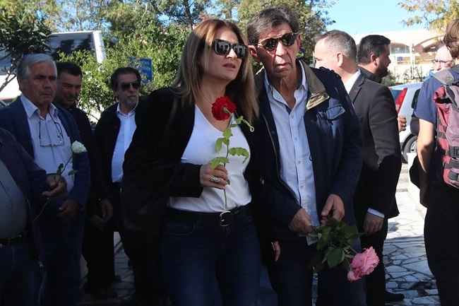 Ανείπωτη θλίψη στην κηδεία της Κάτιας Νικολαϊου: Συντετριμμένοι η οικογένειά της και η Μπέσσυ Μάλφα (εικόνες)
