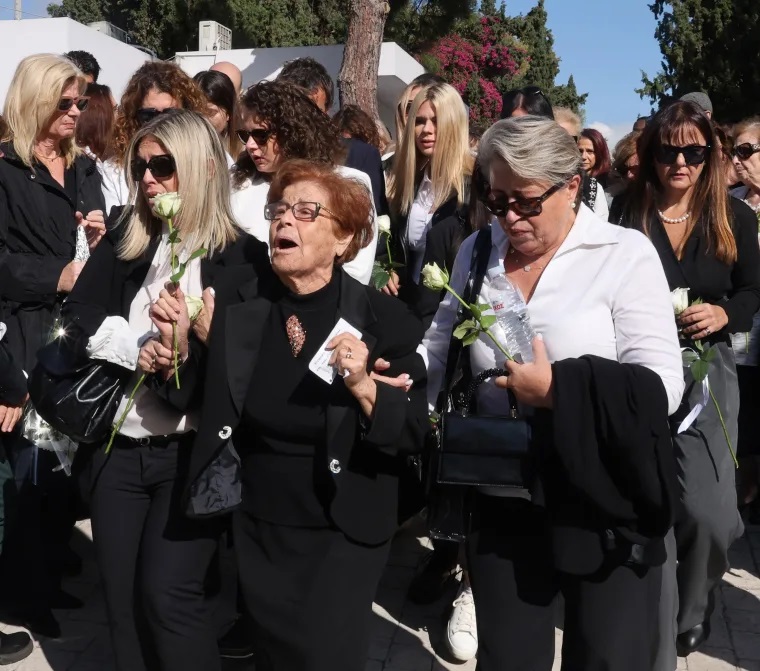 Ανείπωτη θλίψη στην κηδεία της Κάτιας Νικολαϊου: Συντετριμμένοι η οικογένειά της και η Μπέσσυ Μάλφα (εικόνες)