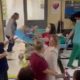 Το βίντεο της ντροπής: Η διοικήτρια του Ερυθρού Σταυρού χορεύει, ενώ δίπλα της περνούν φορεία με ασθενείς