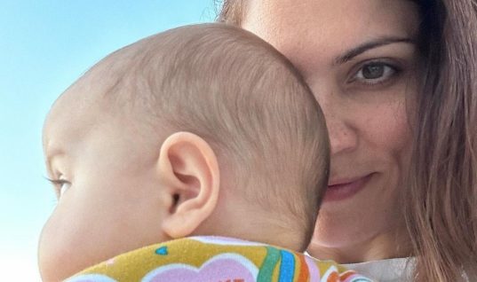 Μαίρη Συνατσάκη – Ίαν Στρατής: Γιόρτασαν τα πρώτα γενέθλια της κόρης τους – Το βίντεο από την στιγμή του τοκετού μέχρι σήμερα