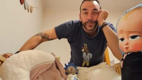 Πάνος Μουζουράκης: Ξετρελαμένος με την κόρη του – Φωτογραφίες από το παιδικό δωμάτιο (εικόνες)