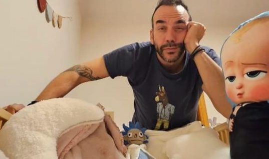 Πάνος Μουζουράκης: Ξετρελαμένος με την κόρη του – Φωτογραφίες από το παιδικό δωμάτιο (εικόνες)