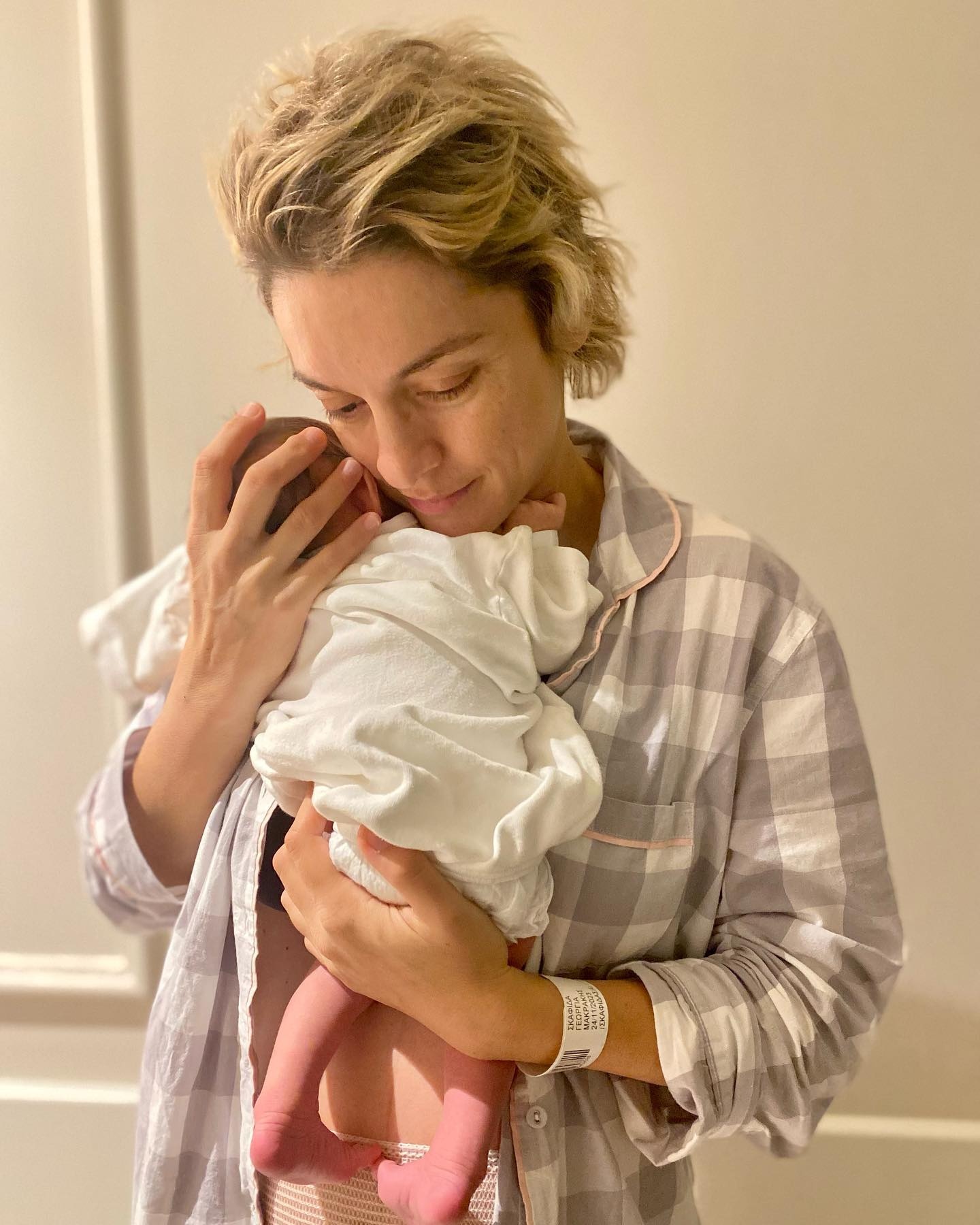 Γιούλικα Σκαφιδά: Οι πρώτες φωτογραφίες αγκαλιά με τον γιο της (εικόνες)