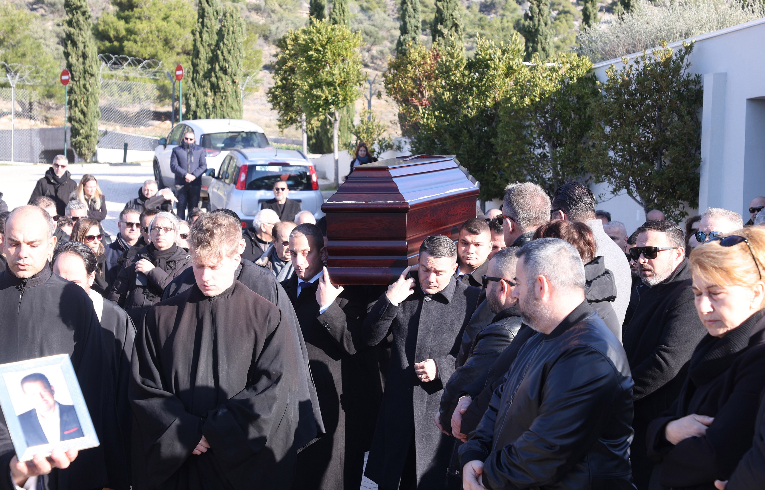 Θλίψη στην κηδεία του Χάρη Κωστόπουλου: Συντετριμμένοι  η σύζυγός του και οι δύο γιοι του (εικόνες)