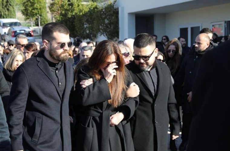 Θλίψη στην κηδεία του Χάρη Κωστόπουλου: Συντετριμμένοι  η σύζυγός του και οι δύο γιοι του (εικόνες)