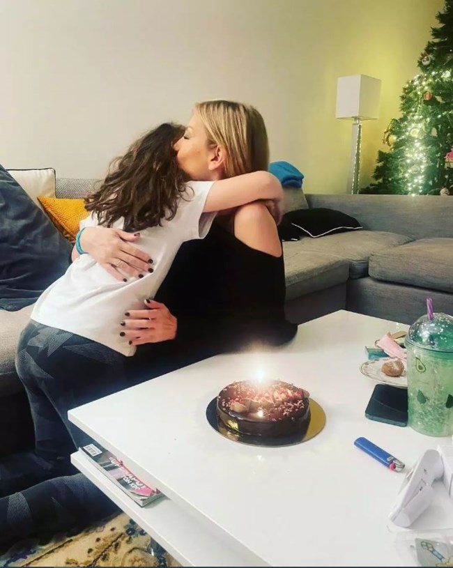 Η Ράνια Τζίμα γιόρτασε τα γενέθλιά της αγκαλιά με την 7χρονη κόρη της (εικόνες)