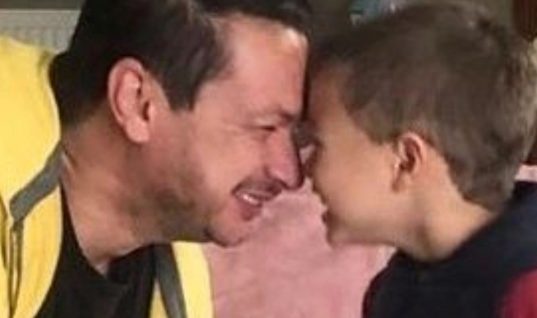 Σταύρος Νικολαΐδης: Το τρυφερό βίντεο που δημοσίευσε με την σύζυγό του και τον 7χρονο γιο τους να παίζει αρμόνιο