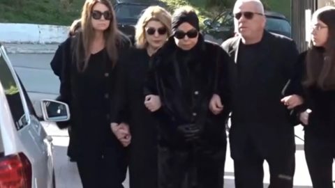 Άντζελα Δημητρίου: Υποβασταζόμενη από την κόρη της στην κηδεία της μητέρας της