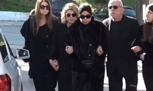 Άντζελα Δημητρίου: Υποβασταζόμενη από την κόρη της στην κηδεία της μητέρας της