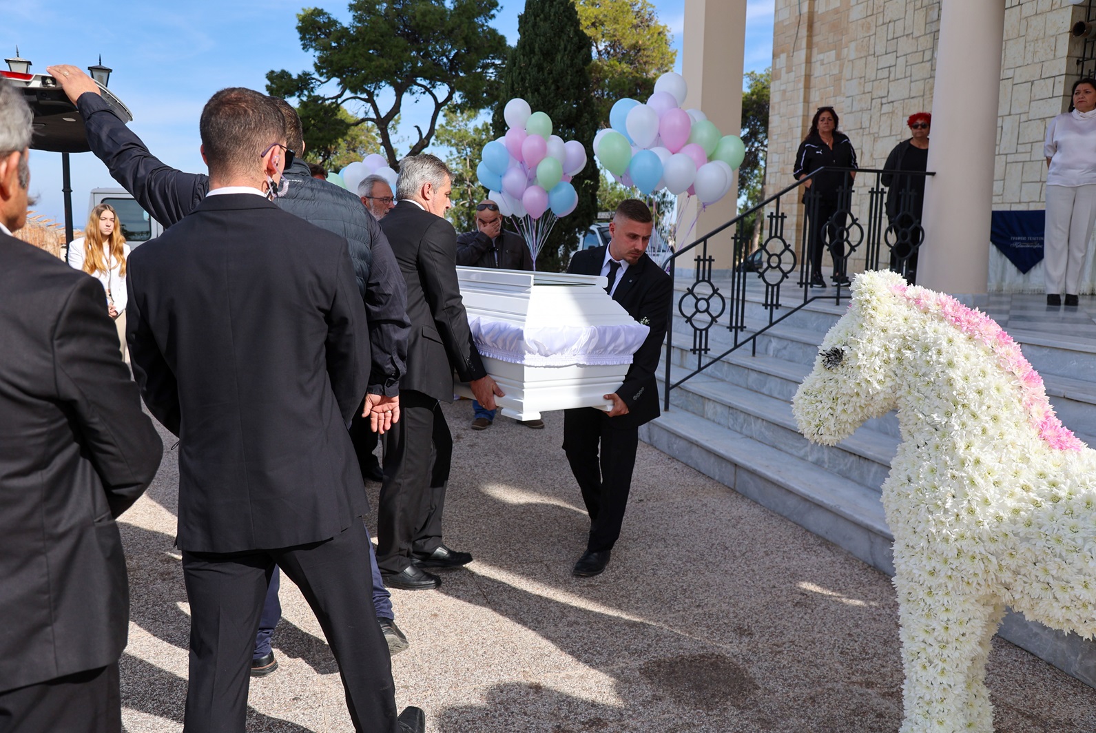 Ραφαέλα Πιτσικάλη: Σε κλίμα οδύνης η κηδεία της 21χρονης που έγινε σύμβολο δύναμης και αισιοδοξίας