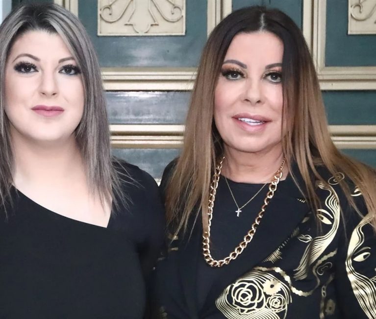Νέος τσακωμός της Άντζελας Δημητρίου με την κόρη της: Τσακώθηκαν στα «εννιάμερα» της μητέρας της τραγουδίστριας (vid)